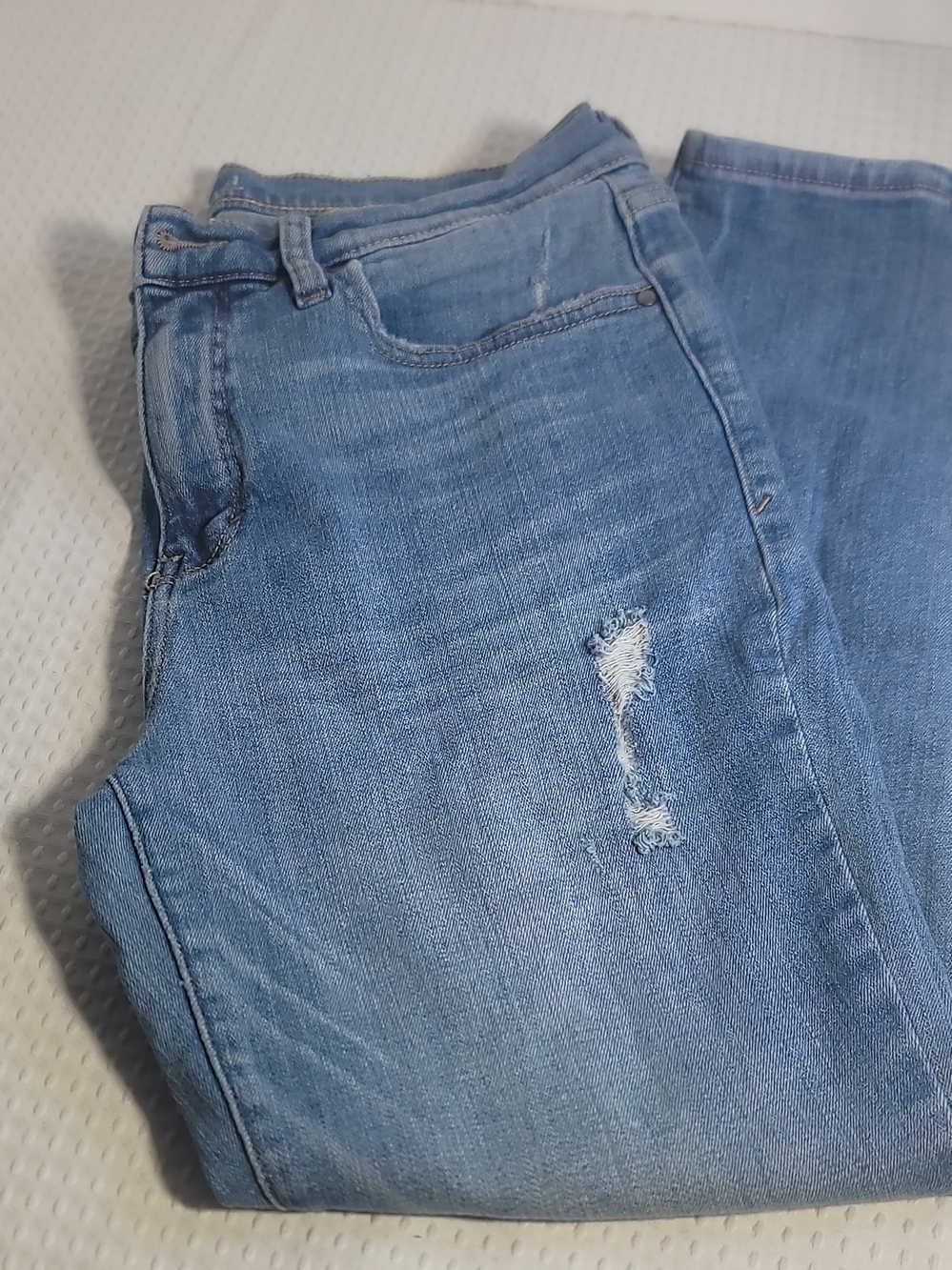 Women's Light Wash Skinny Jeans with Subtle Distress